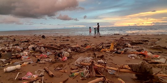 Wisatan Keluhkan Sampah Berserakan Timbulkan Bau Menyengat di Pantai Padang