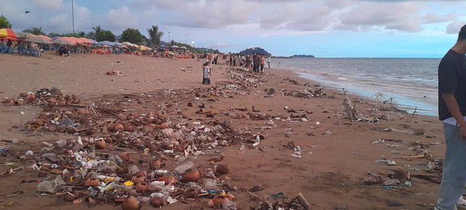 sampah berserakan di pantai padang