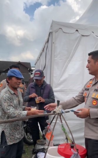 momen perwira polisi ganteng traktir anggota amp bocah es cincau penjual sumringah