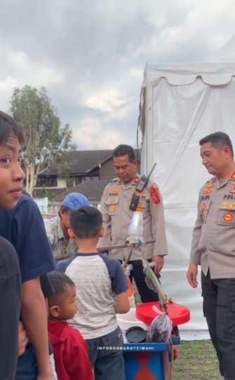 momen perwira polisi ganteng traktir anggota amp bocah es cincau penjual sumringah