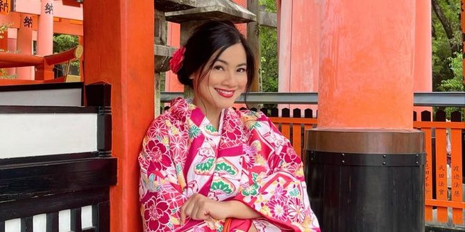Cantik! 10 Potret Titi Kamal Kenakan Kimono saat Liburan di Jepang, Curi Perhatian