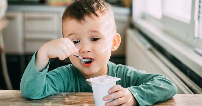 ilustrasi anak makan yogurt