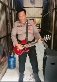 polisi hibur para napi di dalam lapas main gitar nyanyi bareng 039selamat idul fitri039