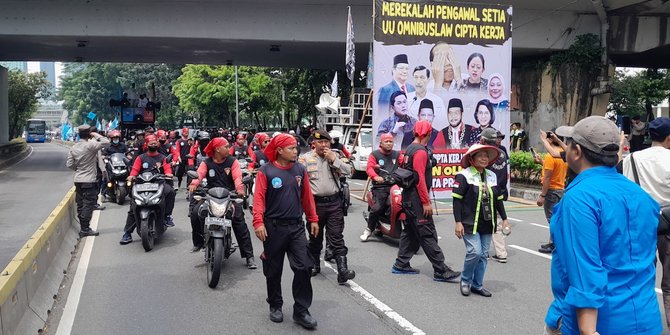Berdatangan, Buruh Tutup Akses Jalan Menuju DPR