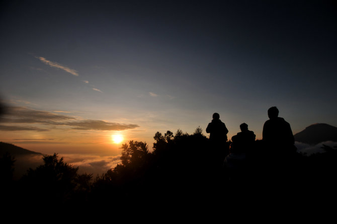 keindahan sunrise dari bukit sikunir