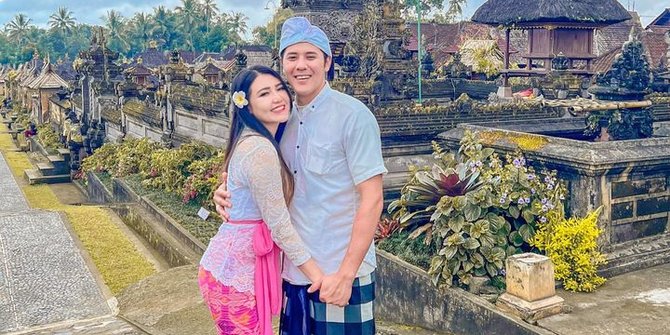 6 Momen Via Vallen Liburan di Bali Bareng Suami, Romantis Banget!