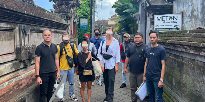 Bule Rusia Berulah Lagi, Menari Berpose Tak Pantas di Tempat Sakral Bali