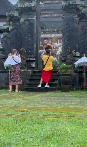 bule rusia di bali menari tak senonoh di pura besakih