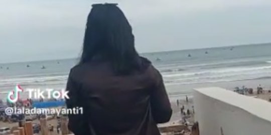 Pagar Tak Layak, Wanita Ini Nyaris Jatuh dari Gedung Tinggi di Pantai Bagedur Banten