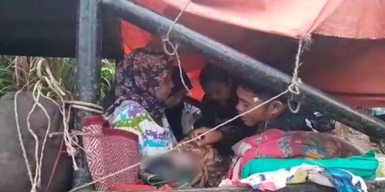 Jalan Rusak Parah Menuju RS, Ibu di Merangin Jambi Terpaksa Melahirkan di Mobil