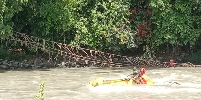 Jembatan Penghubung Dua Kecamatan di Cianjur Putus Dihantam Banjir Bandang