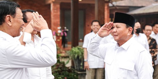 Kompak Bertemu di Hambalang, Prabowo dan Wiranto Saling Salam Hormat