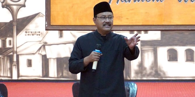 Gelar Dialog, Gus Ipul Minta Para PKL di Alun-Alun Kota Pasuruan Ikuti Aturan