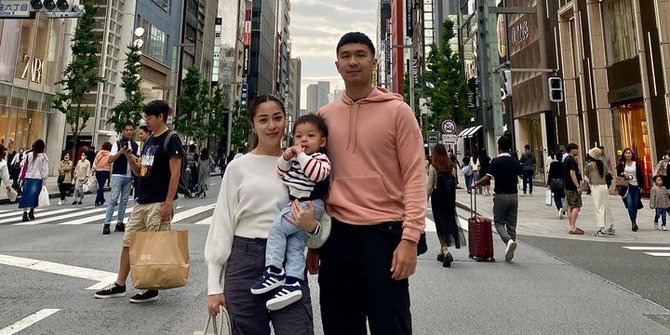 6 Momen Keseruan Keluarga Nikita Willy di Jepang, Potret Lucu Baby Izz Bikin Salfok
