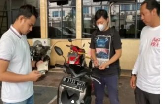 jacky chan happy motornya yang dicuri dikembalikan polisi tamansari