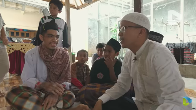 cerita anak pedalaman yang sering berburu hewan di hutan kini pintar baca al quran