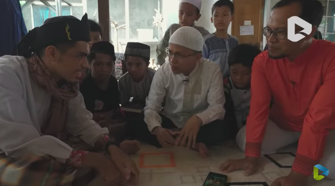 cerita anak pedalaman yang sering berburu hewan di hutan kini pintar baca al quran