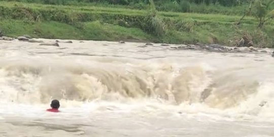 Viral Seorang Anak Hampir Hanyut di Sungai, Akhirnya Berhasil Diselamatkan