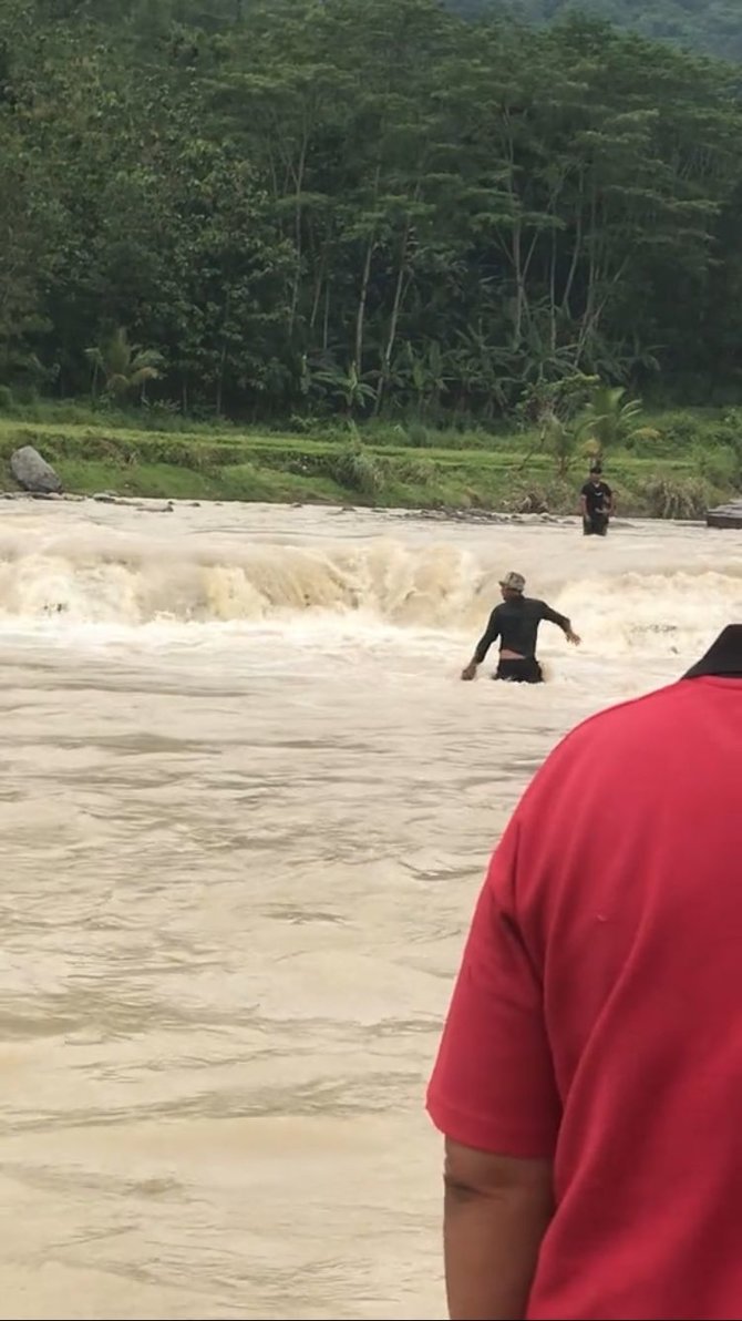 viral seorang anak hampir hanyut di sungai akhirnya berhasil diselamatkan