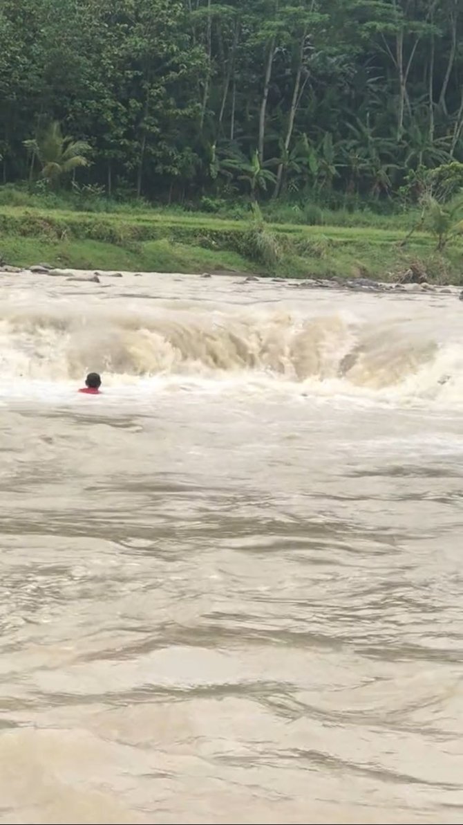 viral seorang anak hampir hanyut di sungai akhirnya berhasil diselamatkan