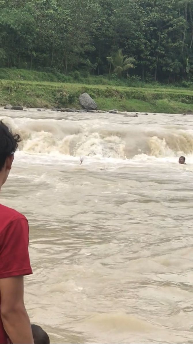 viral seorang anak hampir hanyut di sungai akhirnya berhasil diselamatkan