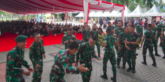 Momen Istimewa Prajurit TNI AD 'Goyang' Masyarakat Adat Baduy, Penuh Keakraban