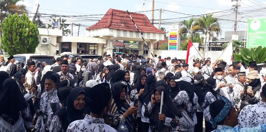 Desak Rekan Dibebaskan, Ribuan Guru di Lubuklinggau Datangi Pengadilan