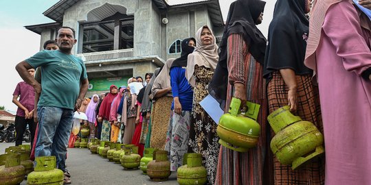 Emak-Emak Serbu Operasi Pasar Gas Elpiji 3 Kg di Aceh