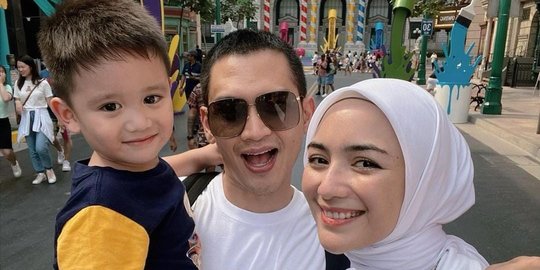 Potret Ganteng dan Gemasnya Athar Anak Citra Kirana & Rezky Aditya di Singapura