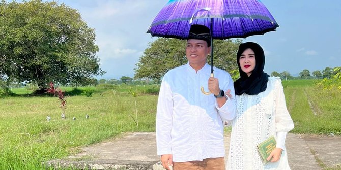 Unggah Foto Bersama Suami Usai Ziarah, Netizen 'Kehidupan Uut Permatasari Sederhana'