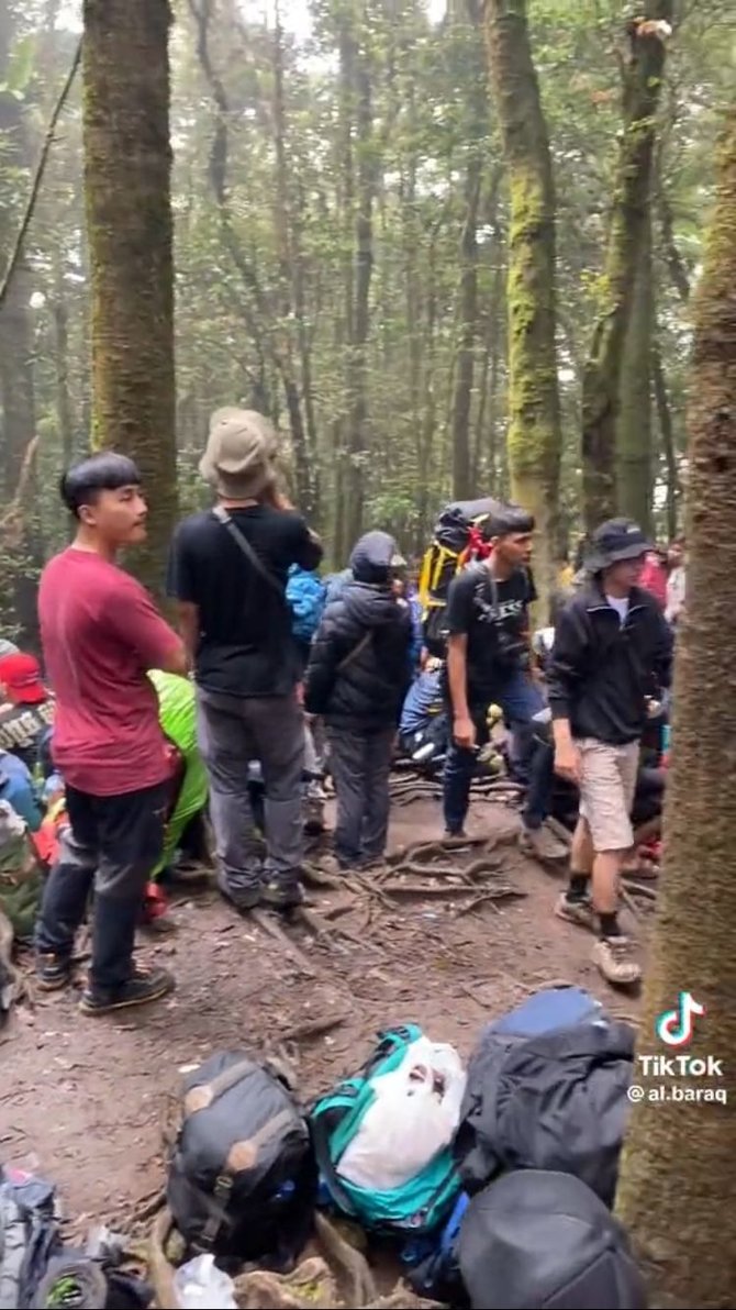 tak hanya di kota begini momen macet di gunung gede pangrango