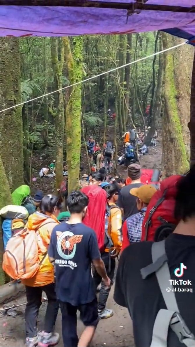 tak hanya di kota begini momen macet di gunung gede pangrango