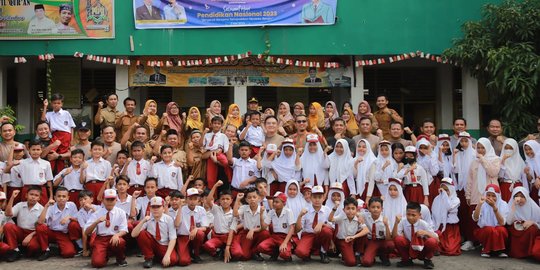Potret Jenderal Bintang Dua Copot Seragam Dinas dan Berbaur dengan Anak SD