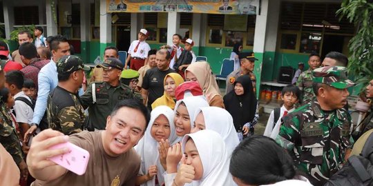 potret jenderal bintang dua copot seragam dinas dan berbaur dengan anak sd