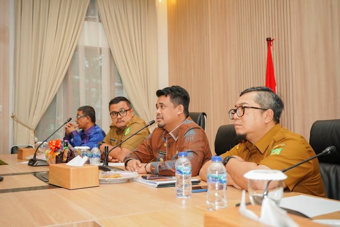 bobby nasution saat memimpin rapat terkait pembangunan underpass di kota medan