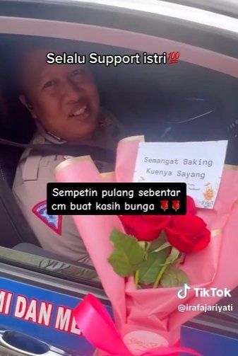 sayang istri polisi ini jadi tukang kue tiap selesai dinas momennya bikin hati meleleh