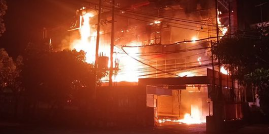 Perjuangan Petugas Padamkan Api di Malang Plaza, Sempat Terjebak hingga Sesak Napas