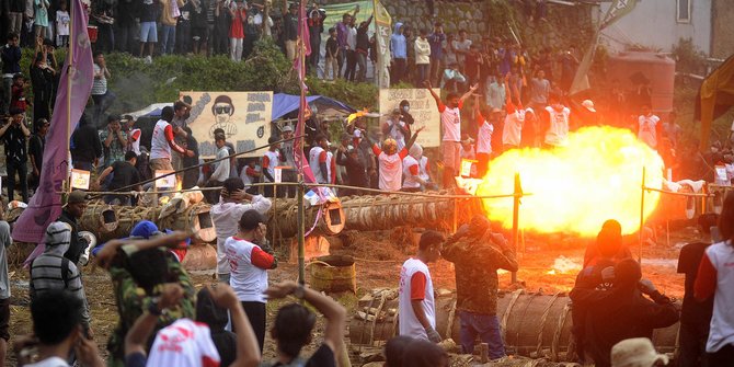 Meriahnya Perang Meriam Randu dalam Festival Kuluwung Bedug di Bogor