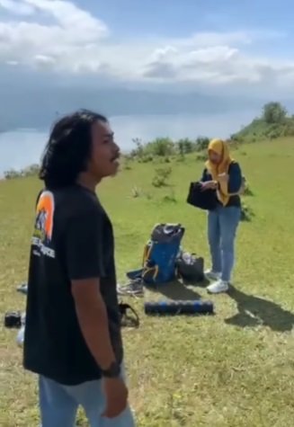 sedang asyik camping tenda pria ini terbang di udara begini momennya bikin heran