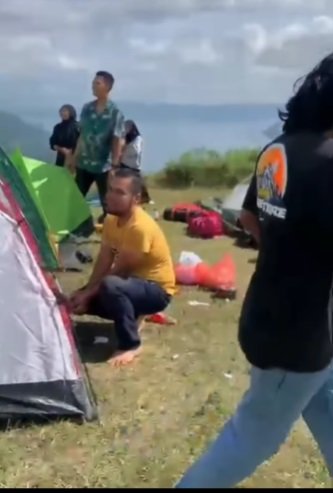 sedang asyik camping tenda pria ini terbang di udara begini momennya bikin heran