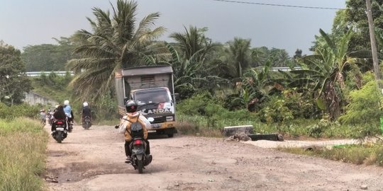 Jalan di Lampung Selatan Hancur dan Seperti Kubangan Sawah, Banyak Memakan Korban