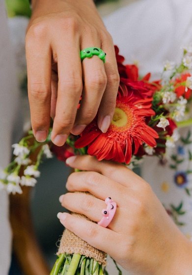 pasangan lamaran dengan cincin kodok