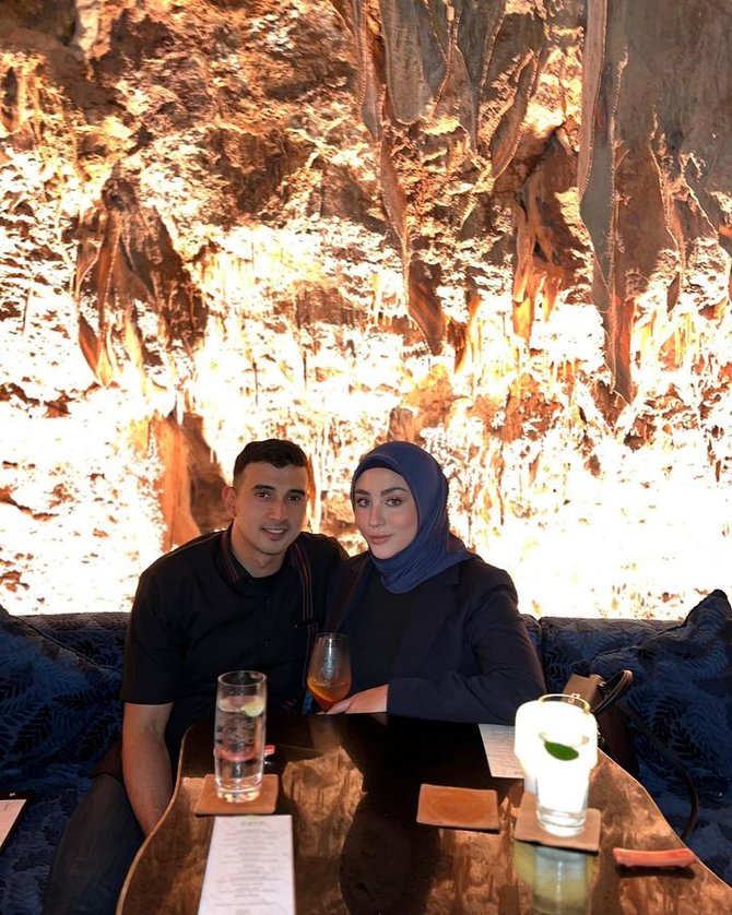 potret dinner romantis margin wieheerm dan ali syakieb