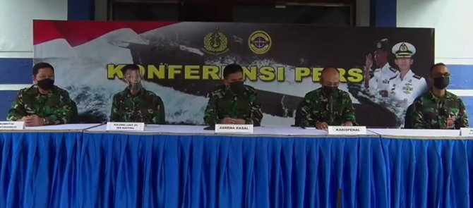 kepala dinas penerangan tni al kadispenal laksamana pertama julius widjojono bersama mantan komandon satuan kapal selam dansatsel koarmada ii kolonel laut p iwa kartiwa