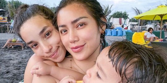 Main Bareng di Pantai, Ini Potret Liburan Keluarga Jessica Iskandar dan Kakaknya