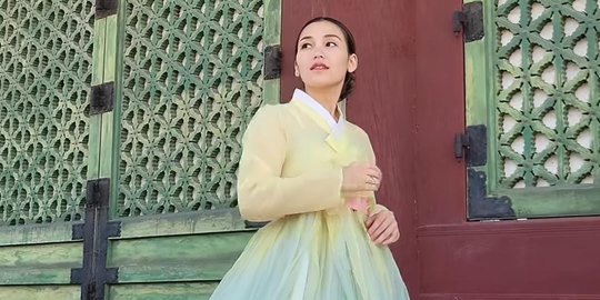 7 Potret Ayu Ting Ting Kenakan Hanbok di Korea Selatan, Vibesnya Kayak Putri Kerajaan