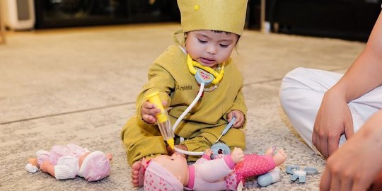 Gemas! 7 Potret Lucu Ameena Anak Aurel Pakai Baju Dokter, Netizen 'Dokter Tergemoy'