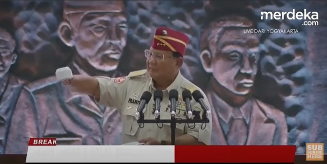 pidato berapi api cangkir kopi kosong prabowo suruh panitia squat jump di panggung