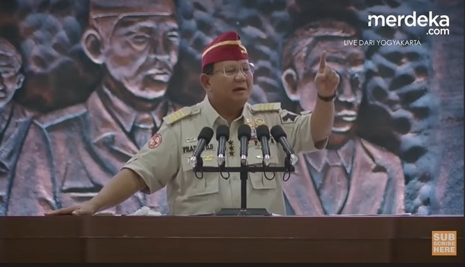 pidato berapi api cangkir kopi kosong prabowo suruh panitia squat jump di panggung