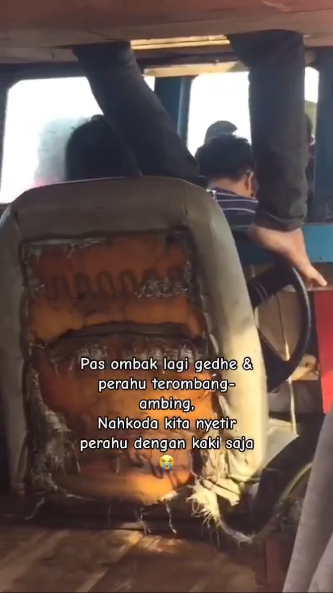 aksi nahkoda setir kapal pakai kaki ini curi perhatian bikin deg degan